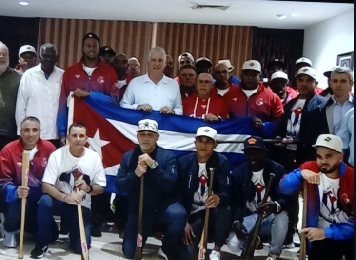 Díaz Canel recibe equipo béisbol