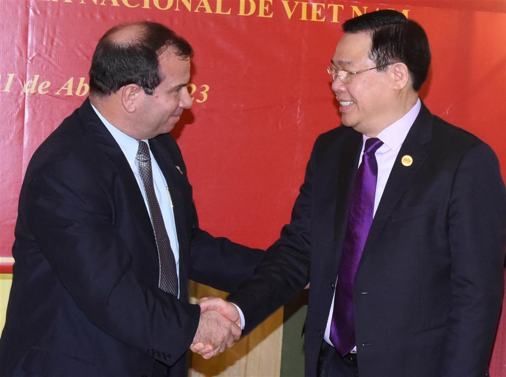  presidente-de-asamblea-de-vietnam-dialoga-con-amigos-en-cuba