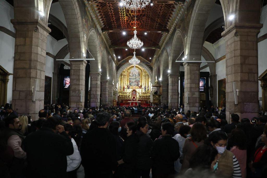 arrastre-de-caudas-ritual-catolico-que-se-resiste-a-morir-en-ecuador