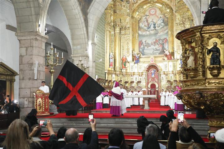  arrastre-de-caudas-ritual-catolico-que-se-resiste-a-morir-en-ecuador