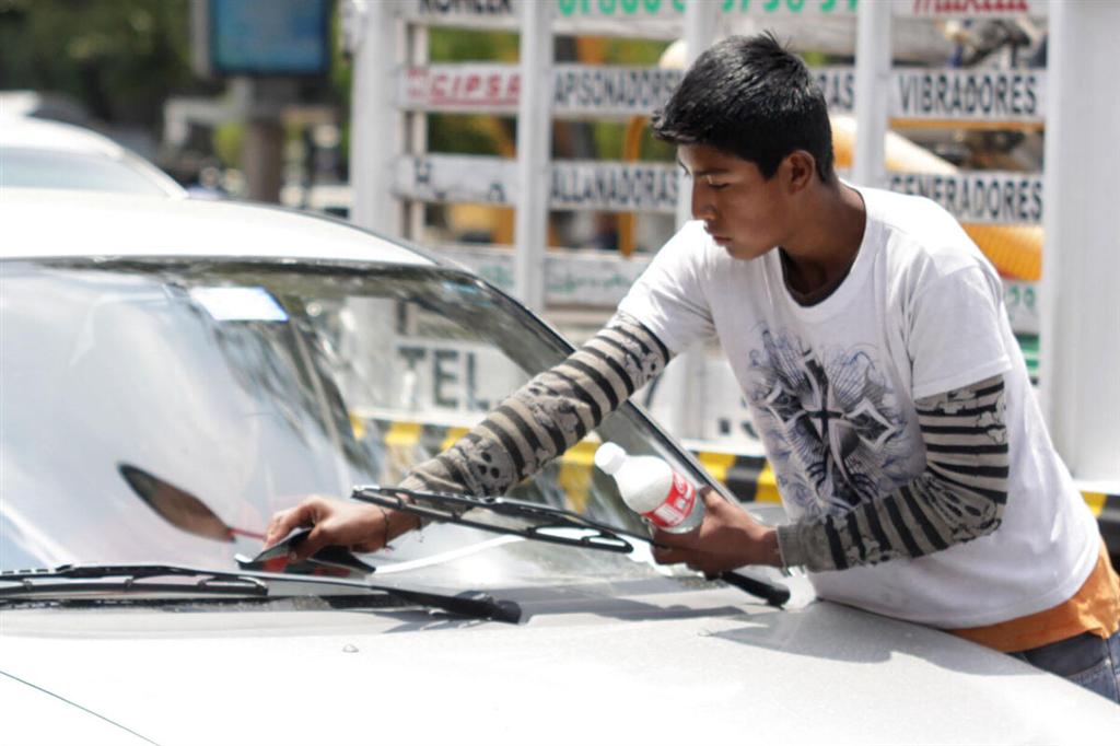 prohibicion-de-limpia-parabrisas-genera-polemica-en-peru