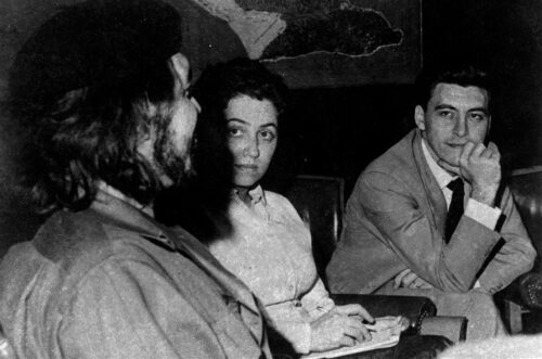Jorge Ricardo Masetti, con Ernesto Che Guevara en visita a la Agencia Prensa Latina. B/N