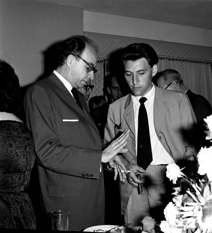 El periodista Jorge Ricardo Masetti junto al Canciller Raúl Roa en una recepción en la embajada República Arabe Unida.
B/N