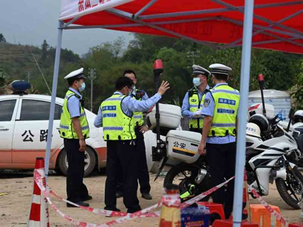 policia-china-chequea-transportacion-colectiva-tras-accidente-mortal