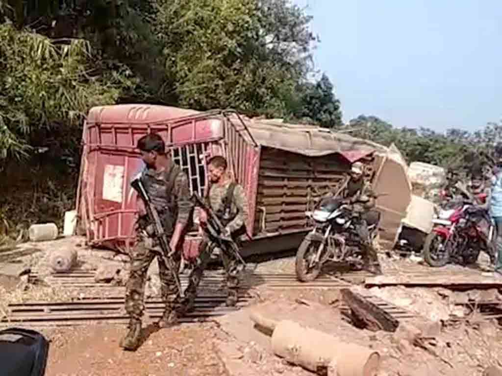 mueren-10-policias-en-ataque-con-explosivos-en-chhattisgarh-india