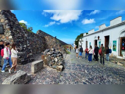 turistas-junto-a-la-Muralla-de-la-Ciudad-Vieja