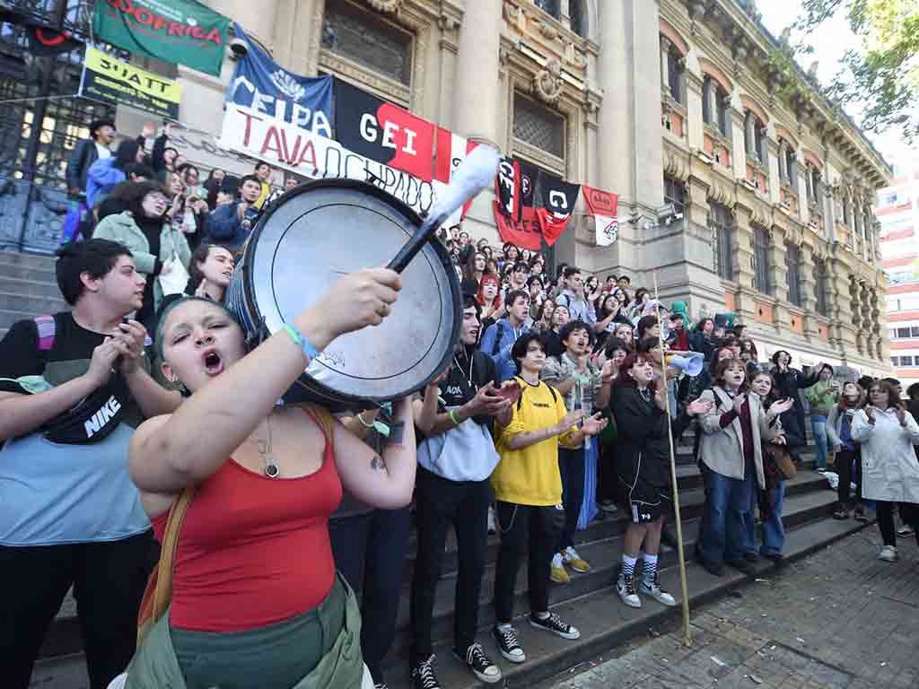 docentes-de-secundaria-extienden-paro-en-capital-uruguaya