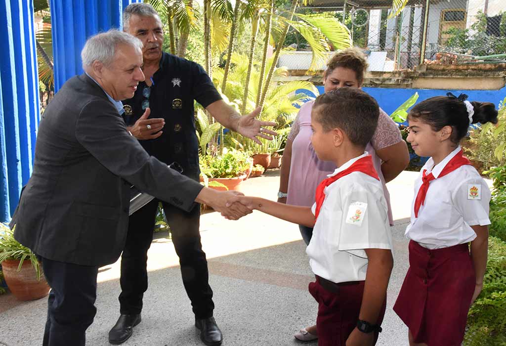 Luis-Ernesto-Pedernera-saludando-niños