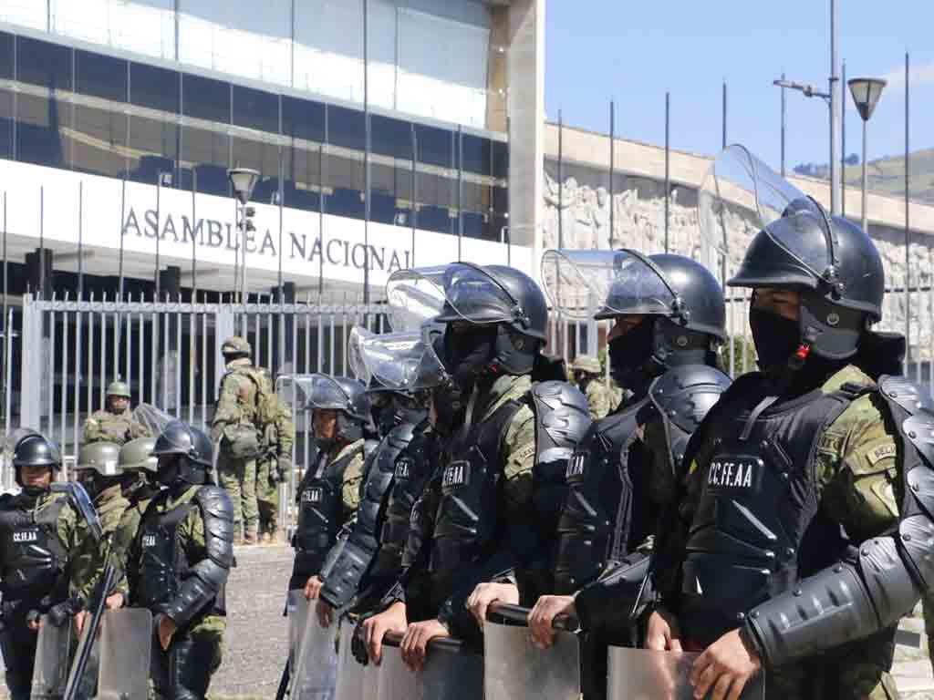 parlamento-de-ecuador-militarizado-tras-decreto-de-muerte-cruzada