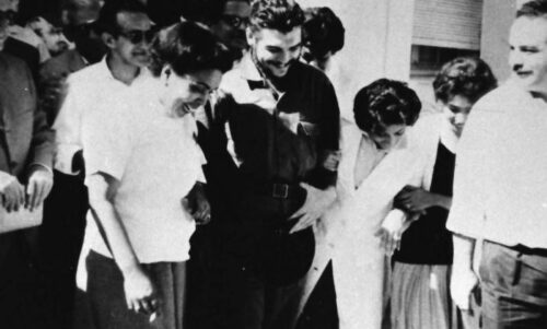 Ernesto Che Guevara con la primera mision medica cubana en Argelia en 1963
