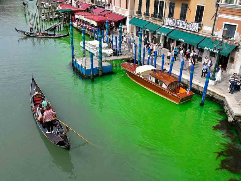 ecologistas-de-italia-niegan-haber-tenido-de-verde-un-canal-veneciano
