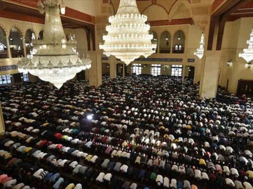 multitudes-de-fieles-musulmanes-participan-en-inicio-del-eid-al-ada