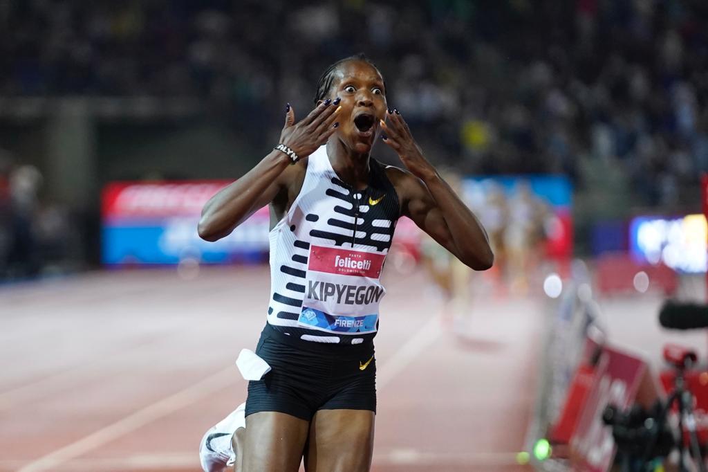 corredora-keniana-kipyegon-implanta-record-mundial-en-mil-500-metros