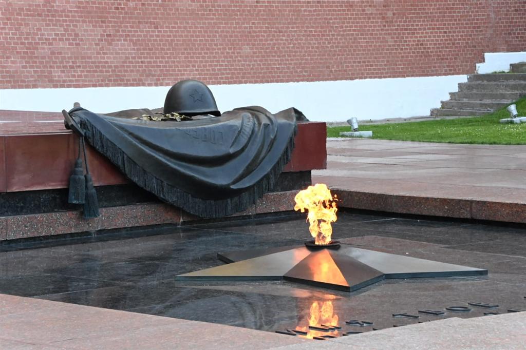 primer-ministro-de-cuba-rinde-homenaje-a-los-heroes-de-rusia