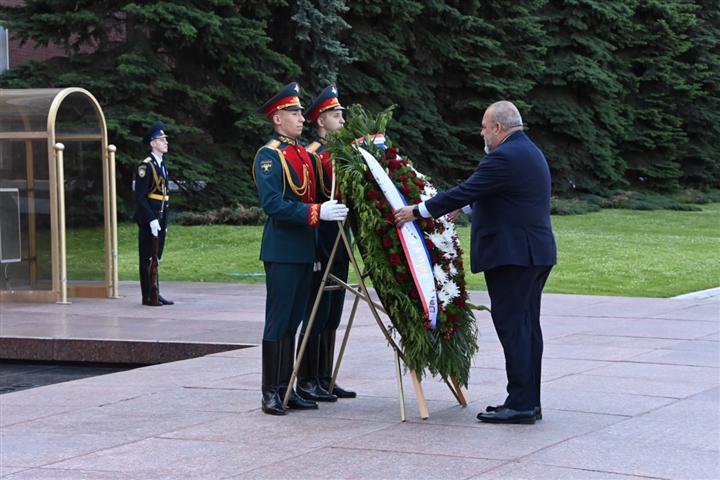 primer-ministro-de-cuba-rinde-homenaje-a-los-heroes-de-rusia