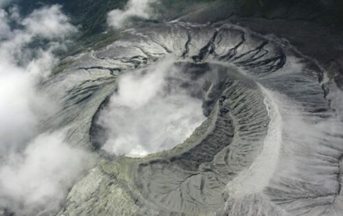 mantienen-vigilancia-a-volcan-rincon-de-la-vieja-en-costa-rica