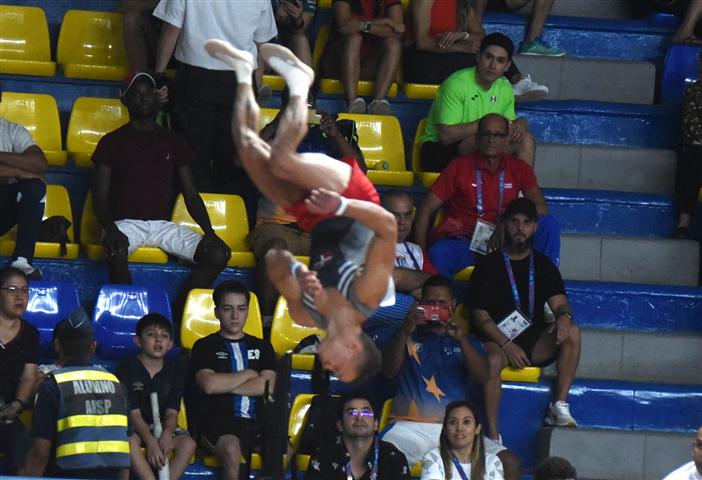 dominicano-nin-oro-en-salto-m-de-la-gimnasia