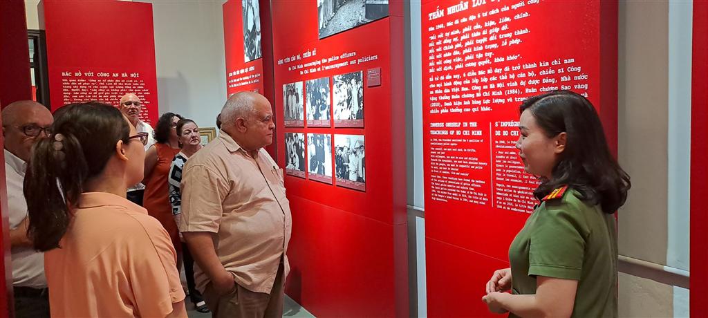  cubanos-en-vietnam-conmemoran-aniversario-62-del-minint