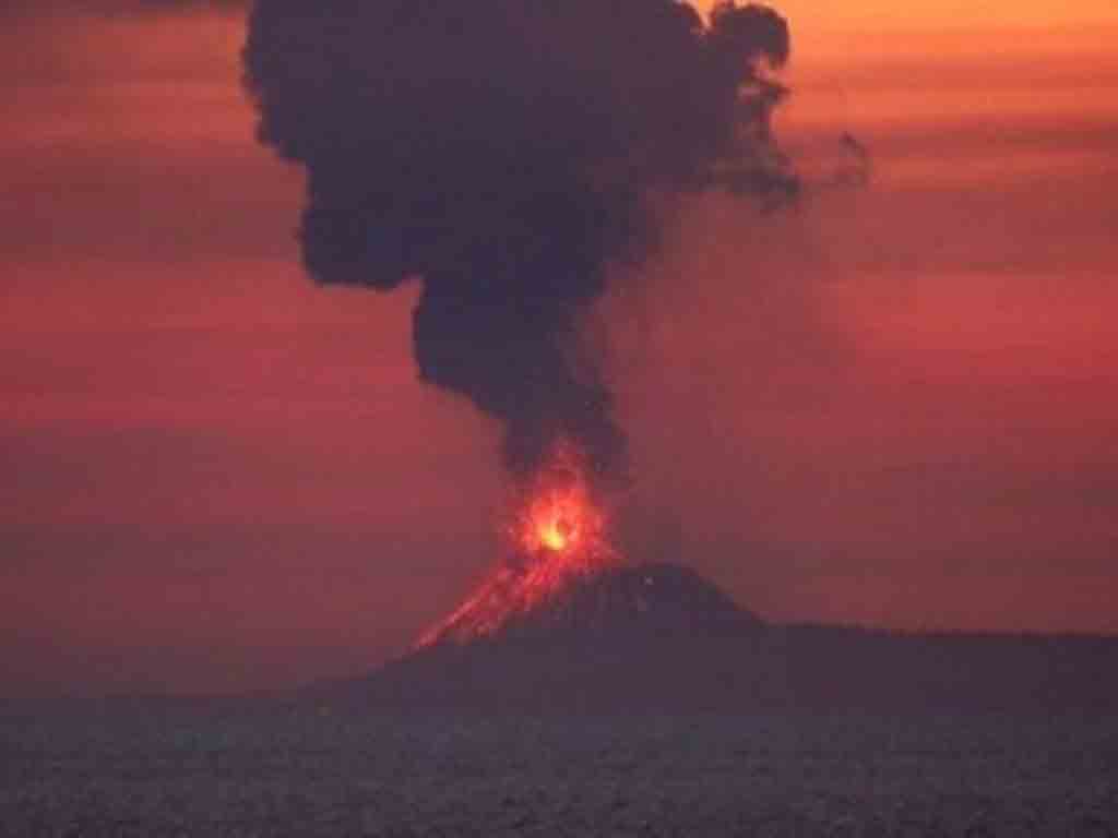 volcan-anak-krakatoa-de-indonesia-entra-en-erupcion