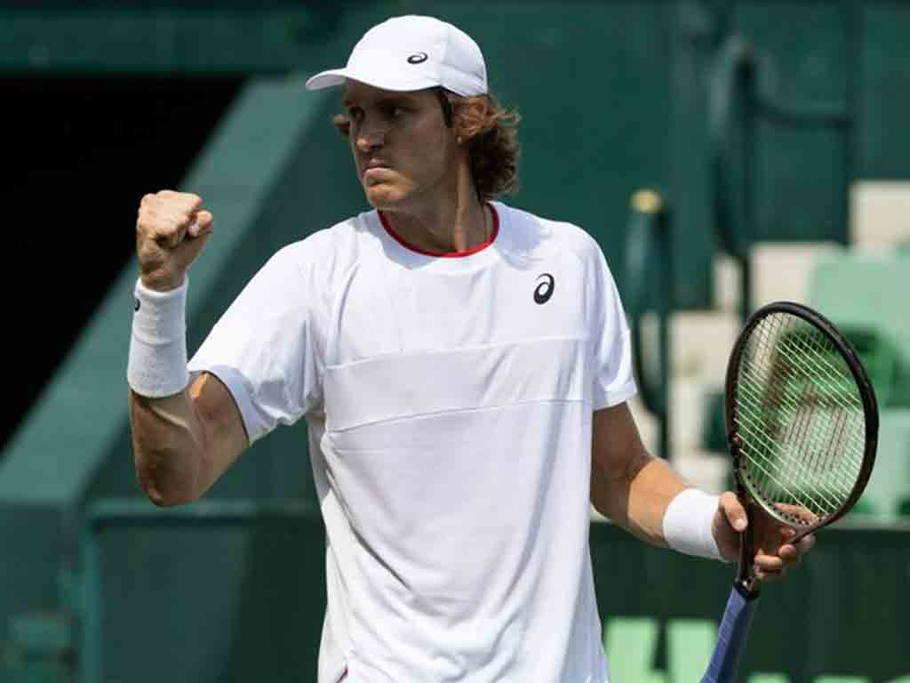 chileno-jarry-tumba-a-favorito-griego-tsitsipas-en-tenis-de-halle