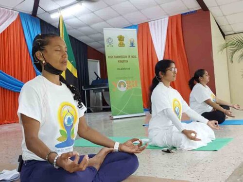 maestros-indios-imparten-en-jamaica-clases-gratuitas-de-yoga