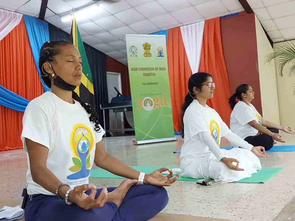 maestros-indios-imparten-en-jamaica-clases-gratuitas-de-yoga