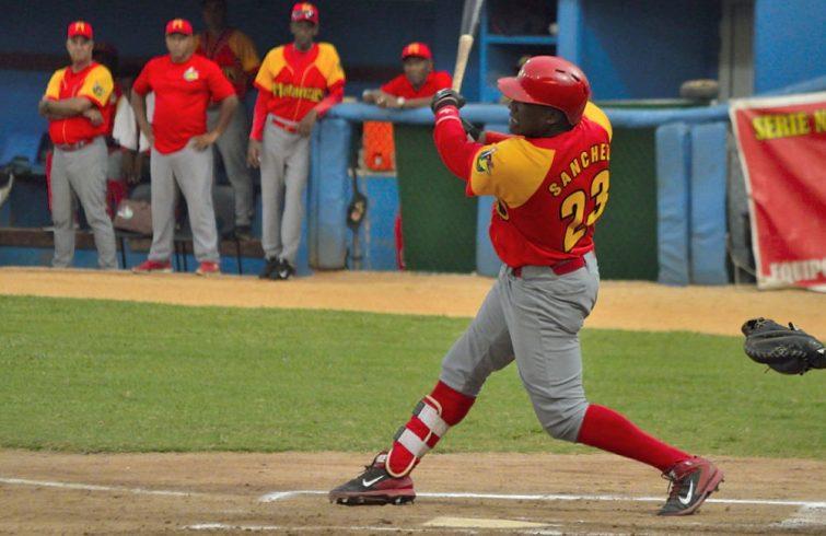 ariel-sanchez-dedica-victoria-en-beisbol-cubano-a-jugador-fallecido