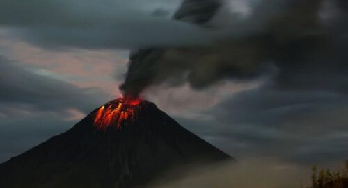 actividad-eruptiva-de-volcan-sangay-activa-alertas-en-ecuador