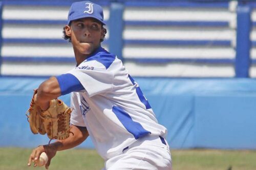 picher-novato-salva-a-industriales-en-playoff-beisbolero-cubano