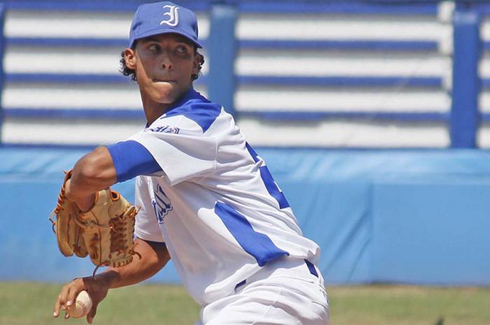 picher-novato-salva-a-industriales-en-playoff-beisbolero-cubano