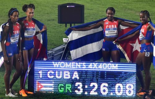 atletas-cubanas-de-relevo-largo-con-oro-record-y-boleto-mundialista