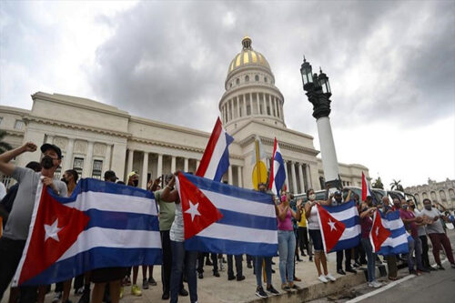 banderas-cubanas-personas