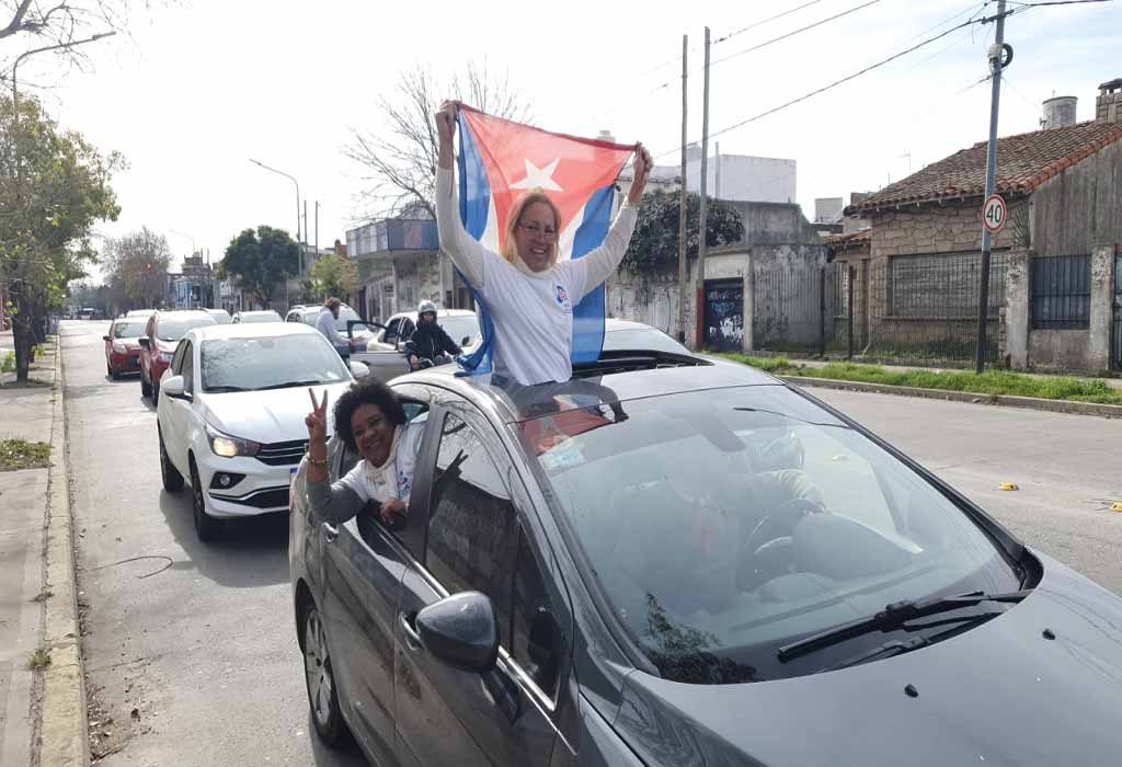 cubanas-coche-bandera