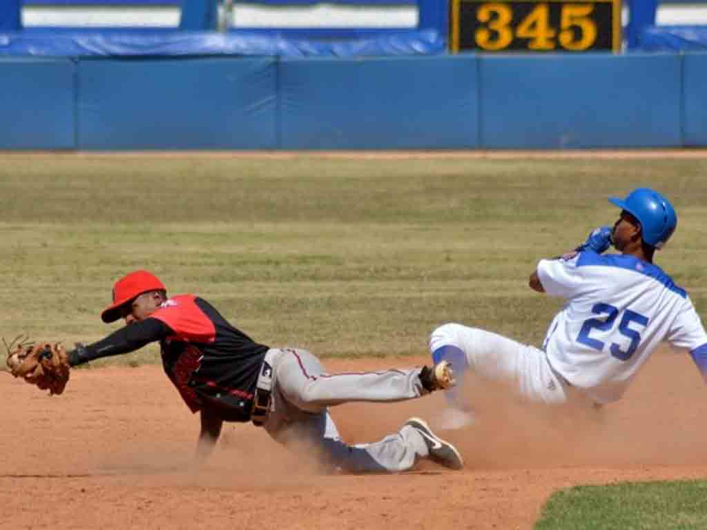 avispas-buscan-empate-en-semifinal-beisbolera-cubana-2