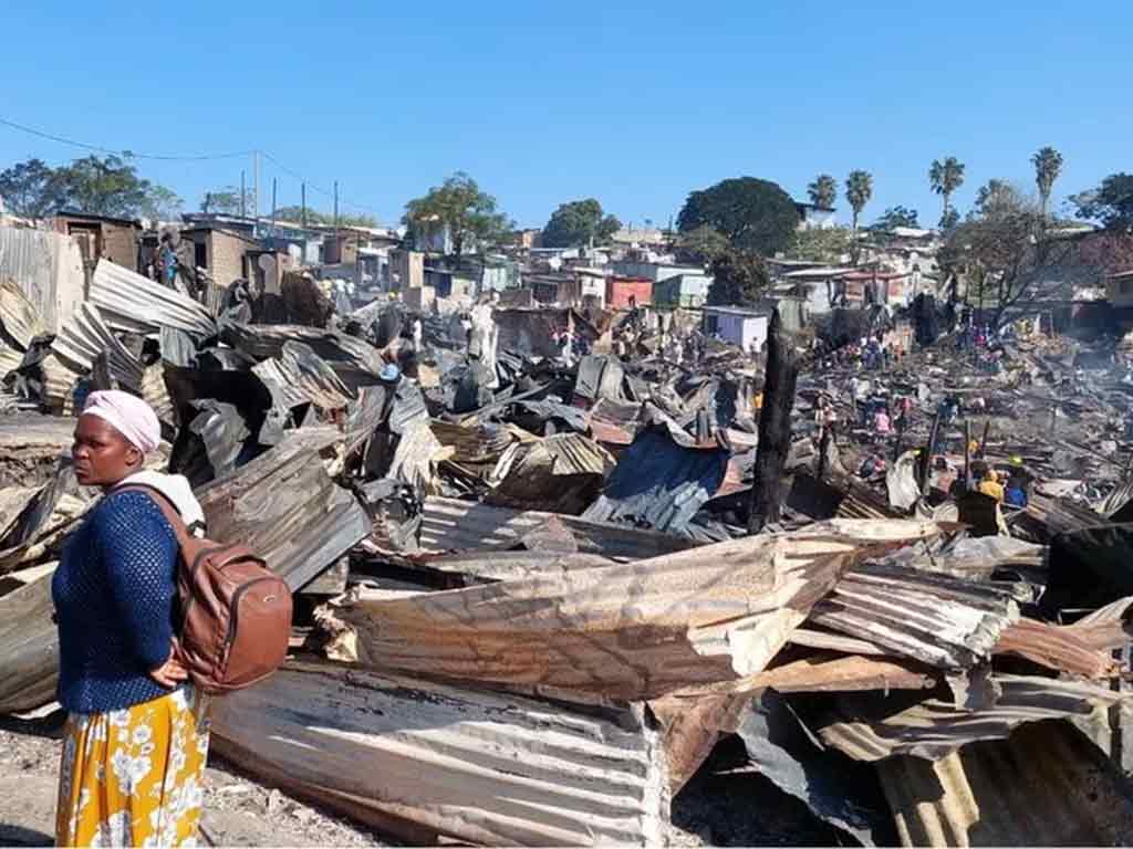 incendio-en-sudafrica-se-ceba-en-la-pobreza