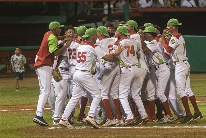 las-tunas-gana-segundo-juego-en-final-beisbolera-cubana