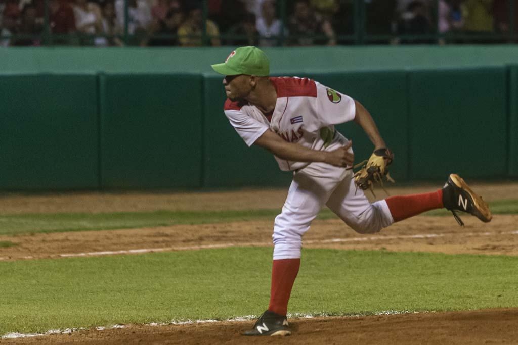  las-tunas-gana-segundo-juego-en-final-beisbolera-cubana