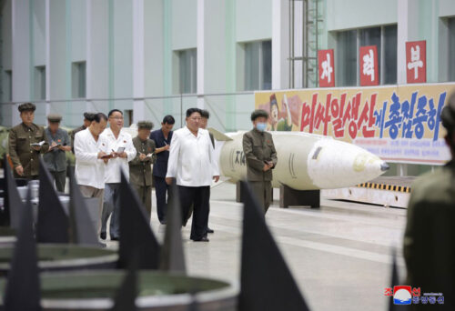 Kim-Jong-Un-fábricas-de-armamentos