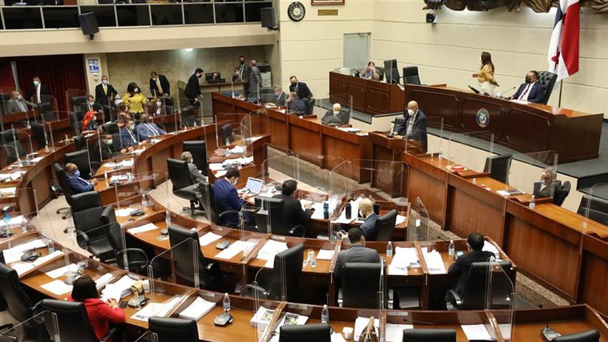 diputados-panamenos-visitan-mina-de-cobre-en-medio-de-protestas