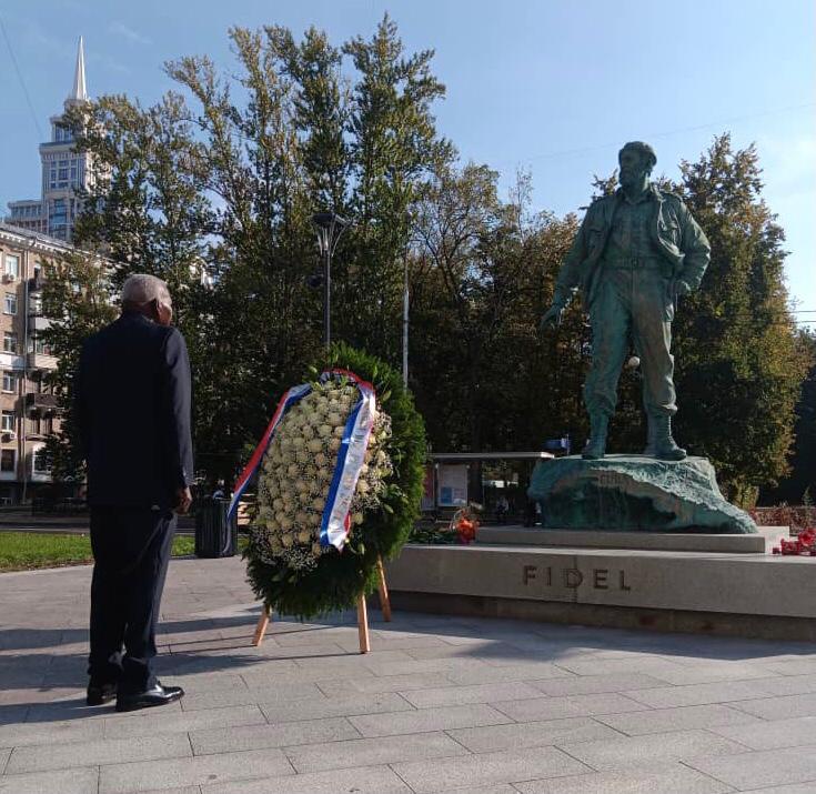  esteban-lazo-rinde-tributo-a-fidel-castro-en-moscu