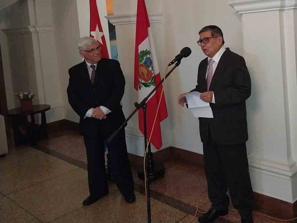 corresponsal-de-prensa-latina-en-peru-recibe-distincion-cubana