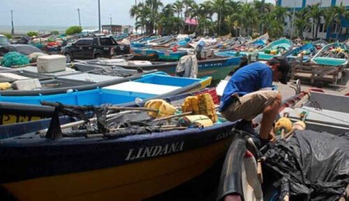gobierno-ayuda-a-pescadores-afectados-en-el-salvador
