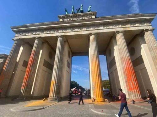 activistas-de-alemania-lanzan-pintura-sobre-puerta-de-brandeburgo