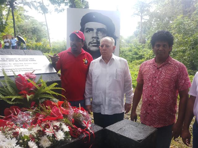 rinde-juventud-de-sri-lanka-tributo-al-che-guevara