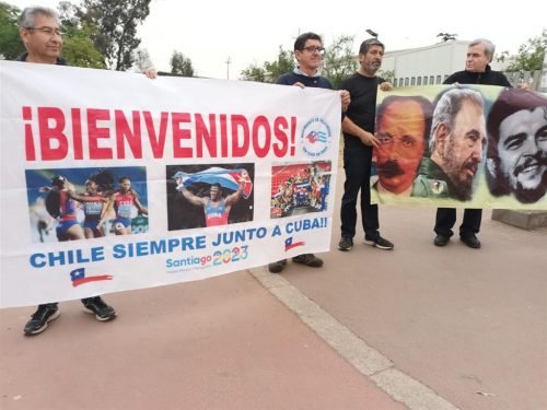chilenos-saludan-a-delegacion-deportiva-cubana-a-los-panamericanos