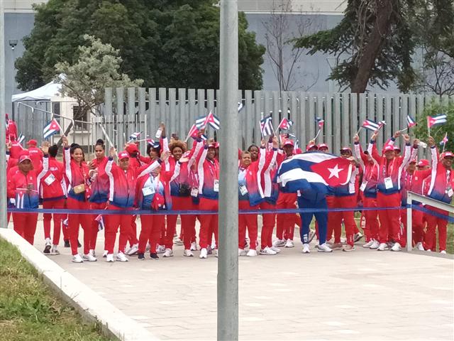  chilenos-saludan-a-delegacion-deportiva-cubana-a-los-panamericanos