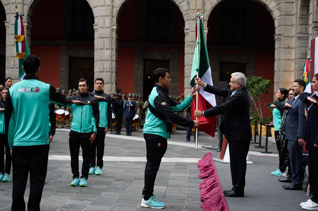 abandera-lopez-obrador-delegacion-mexicana-a-xix-juegos-panamericanos