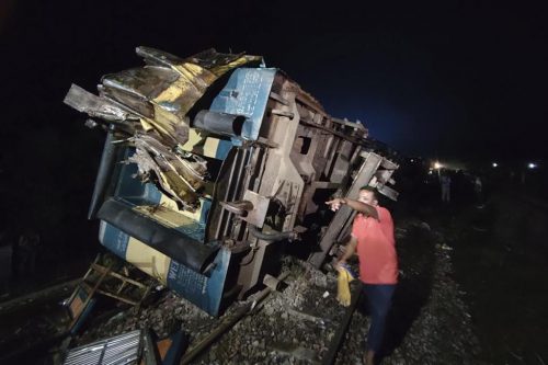 mueren-17-personas-en-colision-de-trenes-en-bangladesh