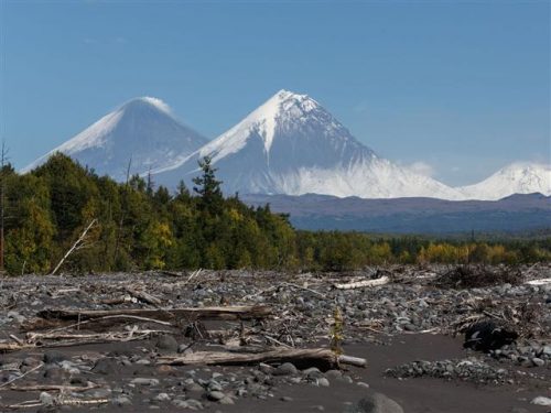 volcan-ruso-bezimianni-expulsa-columna-de-cenizas