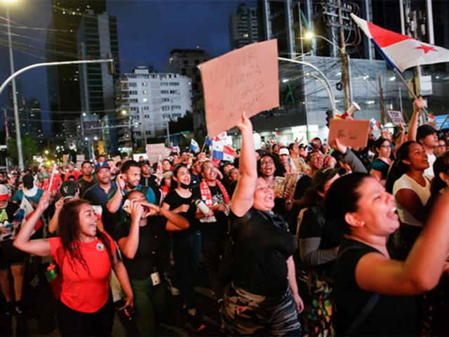 policia-reprime-a-jovenes-manifestantes-en-capital-panamena